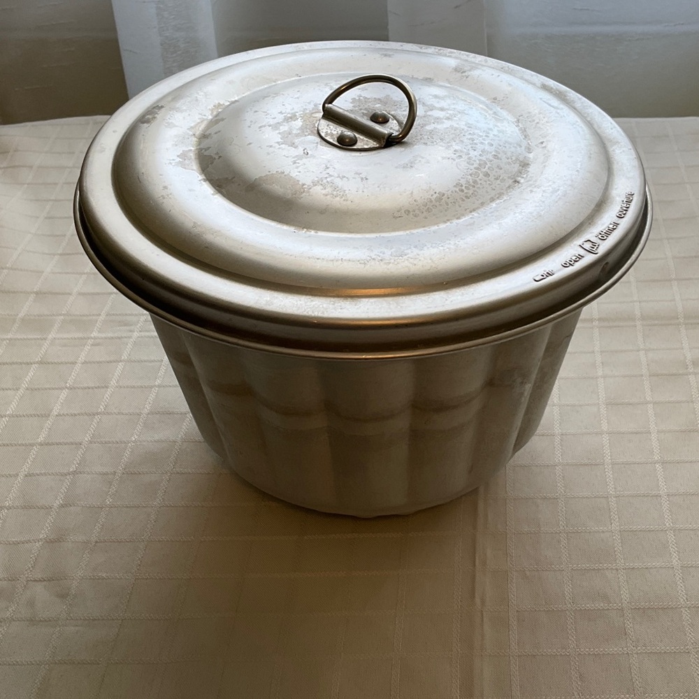 Classic Aluminum Bundt Pan/Jelly Mold